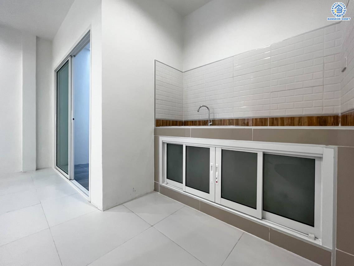 บ้านมือสองตกแต่งใหม่ ดีไซน์สวย โครงการ 101การ์เด้นวิลล์ ลาดพร้าว เนื้อที่ 18 ตร.ว. ฟังก์ชัน 3 ห้องนอน 2 ห้องน้ำ จอดรถได้ 1 คัน รองรับทุกกิจกรรม บนทำเลเชื่อมต่อหลายเส้นทาง อาทิ ถนนประเสริฐมนูกิจ, ถนนนวมินทร์ และถนนลาดพร้าว ใกล้จุดขึ้นทางด่วน "รามอินทรา"